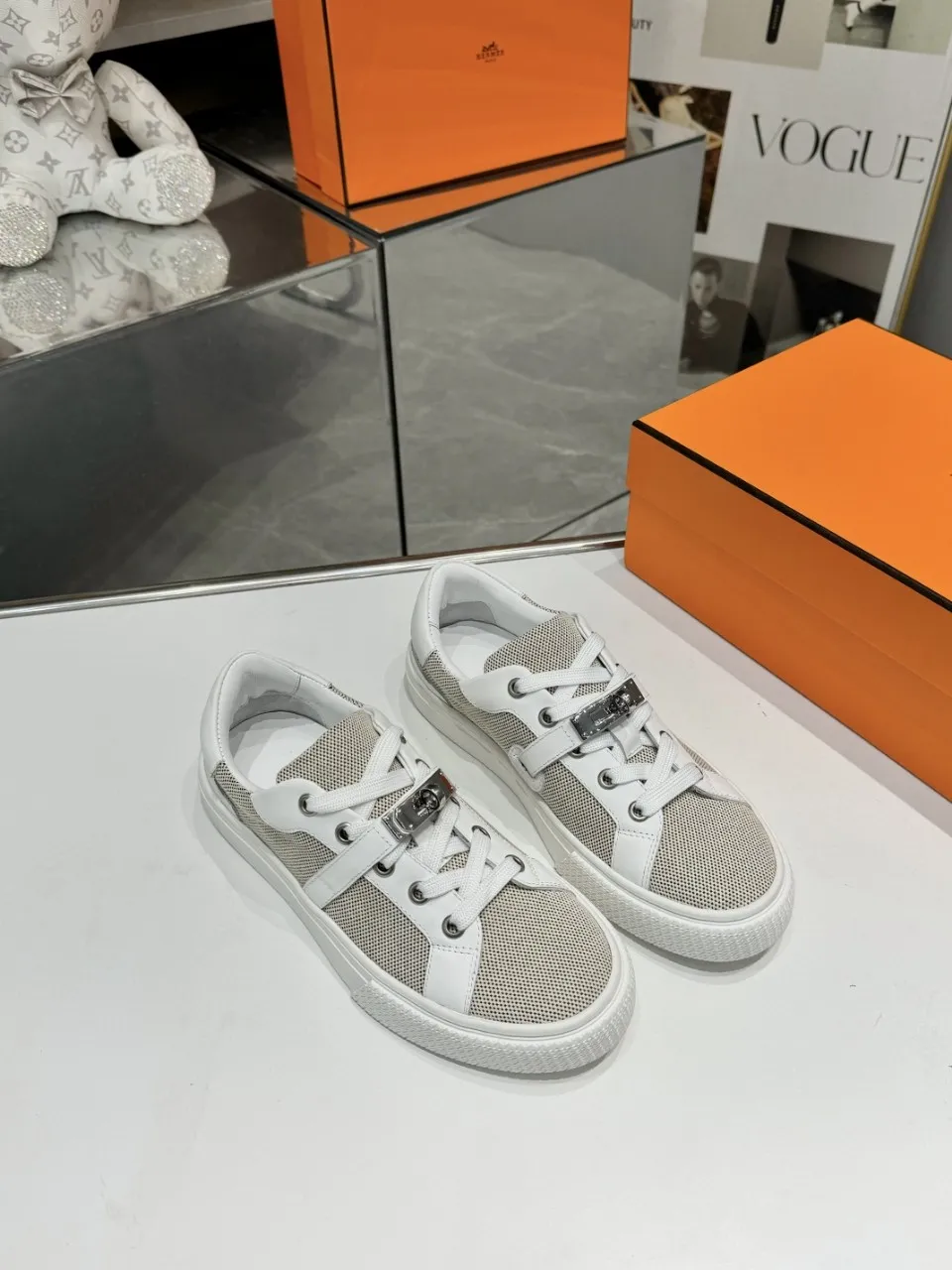 Men's Men's Shoes💰620❤️❤️❤️HERMES 2021 latest Kelly buckle white sneakers are online! The highest version on the market! Purchasing level quality! The H family rarely produces flat casual shoes, and they are styled with classic palladium-plated Kelly shoe buckles! Create a fashionable urban look that perfectly embodies the noble and elegant style of Hermès! Material selection: Fabric imported cowhide, lining + foot pads imported sheepskin, original molded TPU outsole, heavy gold molded kelly buckle full of texture Size: Female: 35-41 (41 is not returnable) Male: 39-45 (45 is not returnable)